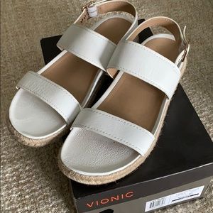 Vionic white sandal